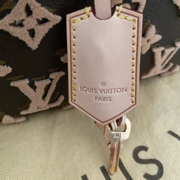 Authentic Louis Vuitton Limited Edition Deauville Tuffetage - Picture 4 of 10